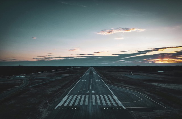 Landebahn bei Sonnenuntergang