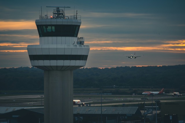Tower und anfliegendes Flugzeug